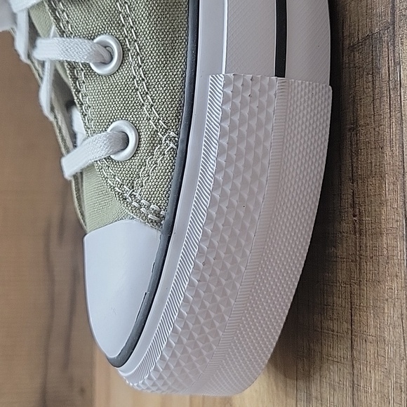 Converse High top Brand new platform in the box no lid. - Picture 8 of 12